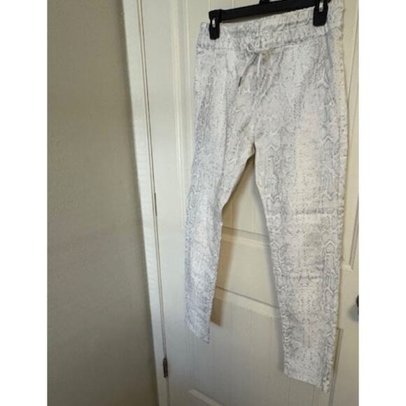 NWOT Bevy Flog Shely High Rise Drawstring Pants White Python Snake Print 27 - Picture 2 of 8